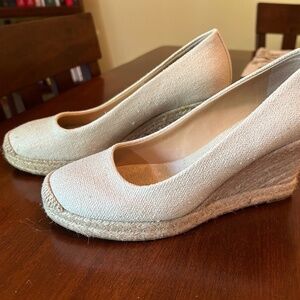 Beige Shiny Wedge Heals